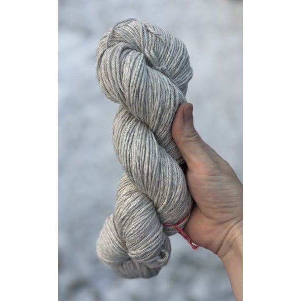 Alpaca 70% / Silk 20% / Cashmere 10%, 100 g 225 meter Light Grey