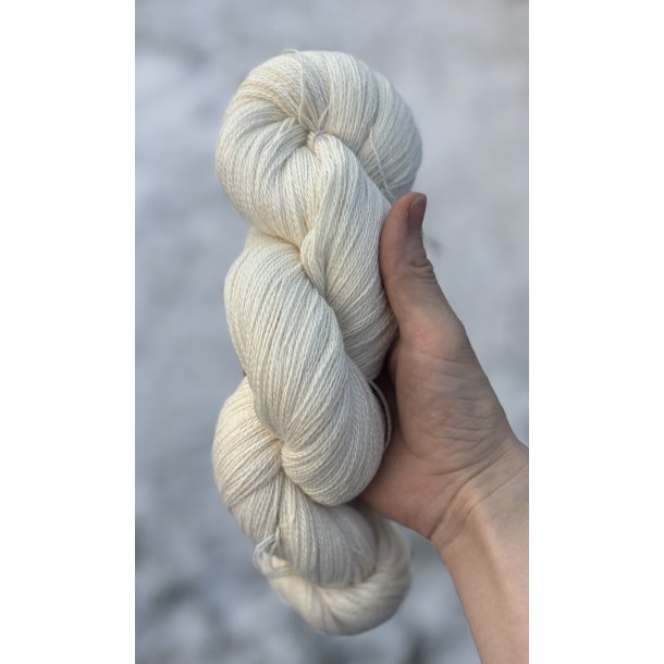 Alpaca 70% / Silk 20% / Cashmere 10%, 100 g 800 meter Hvid