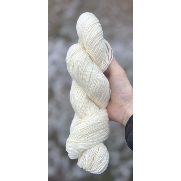 Superwash Merino 75% / Nylon 25%, 100 g 425 meter Hvid