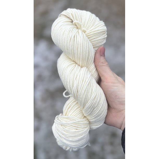 Superwash Merino 80% / Cashmere 10% / Nylon 10%, 100 g 212 meter Hvid