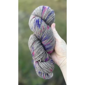 Qiviut Standard Moskusgarn 2 trds lbelngde 360 m, ca. 50 gram Pink Lilla Speckles